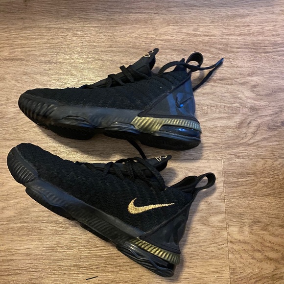 LeBron James - Picture 2 of 3